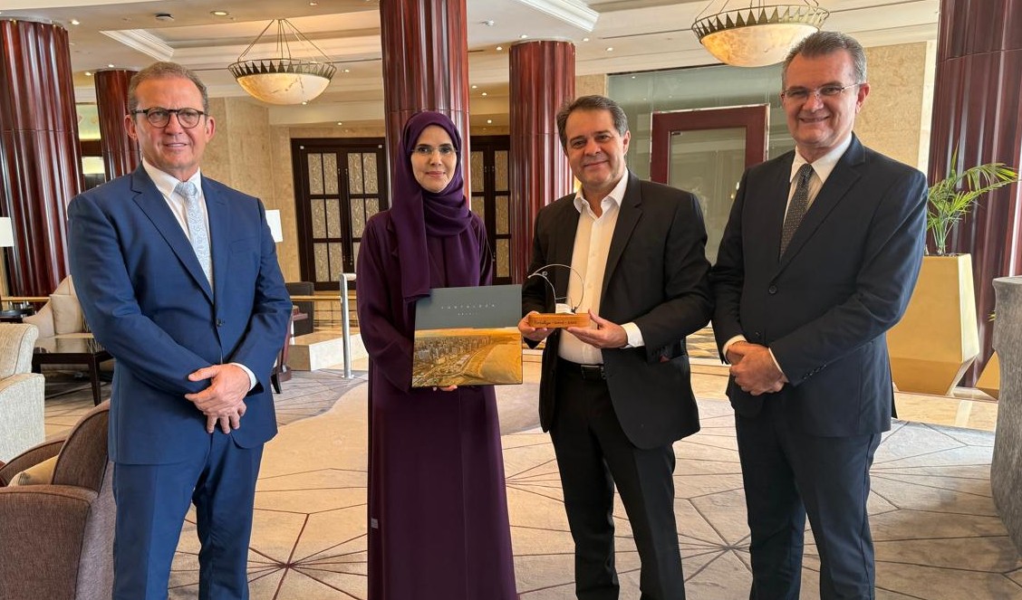 grupo de pessoas posa para a foto